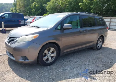 2011 Toyota Sienna Le V6 z USA, uszkodzony, nr VIN 5TDKK3DC2BS158039